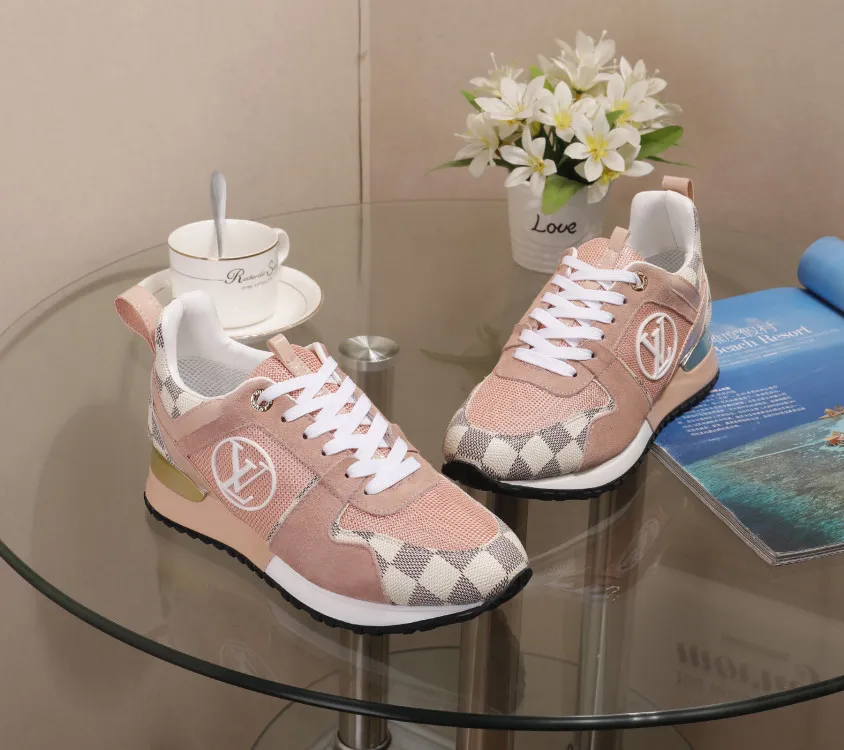 👟👟Ex-factory price 400👟👟 Men's size +10 Couple style, 2019 spring and summer new LOUIS VUITTON The same style of casual sports shoes is launched on Louis Vuitton's official website. Fabric: imported cowhide/cow velvet/breathable mesh, (imported mesh with silicone LV logo), rubber combination outsole, 2cm behind the sole, built-in 0.5cm comfortable feet, size 35-41 for women, 39-46 for men, welcome new and old customers to repost pictures for sale